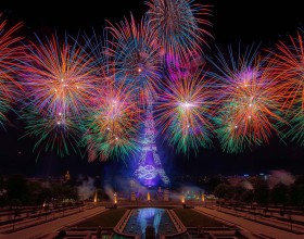 Foto de los fuegos artificiales en la torre Eiffel