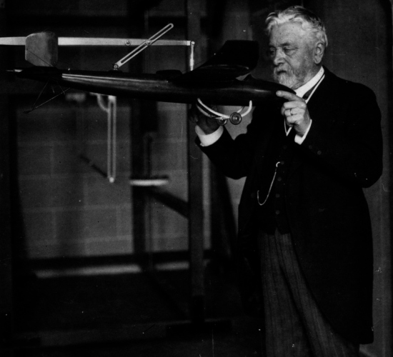 Gustave Eiffel en su laboratorio sostiene una maqueta del avión diseñado por Victor Tatin.