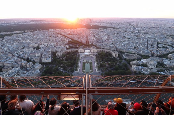 埃菲尔铁塔顶端的日落