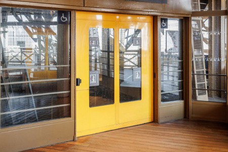 Vista de las puertas de un ascensor en la segunda planta.