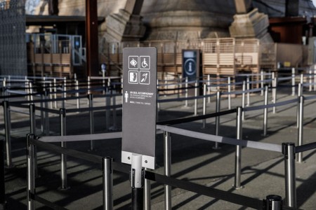 Vista de la señalización de citas para personas con discapacidad en la explanada.
