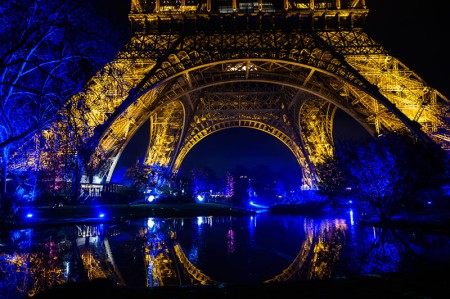 Les jardins et le parvis sous la tour Eiffel éclairés pour les fêtes de Noël