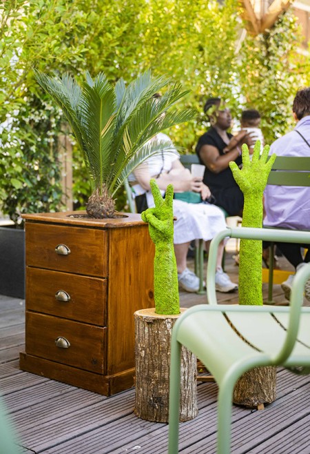 Sculptures végétales sur la terrasse d'été 2025