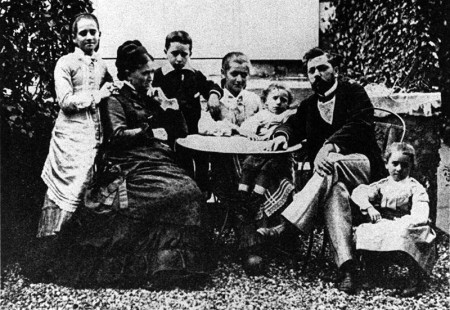 Fotografía de Gustave Eiffel junto a su mujer y sus cinco hijos