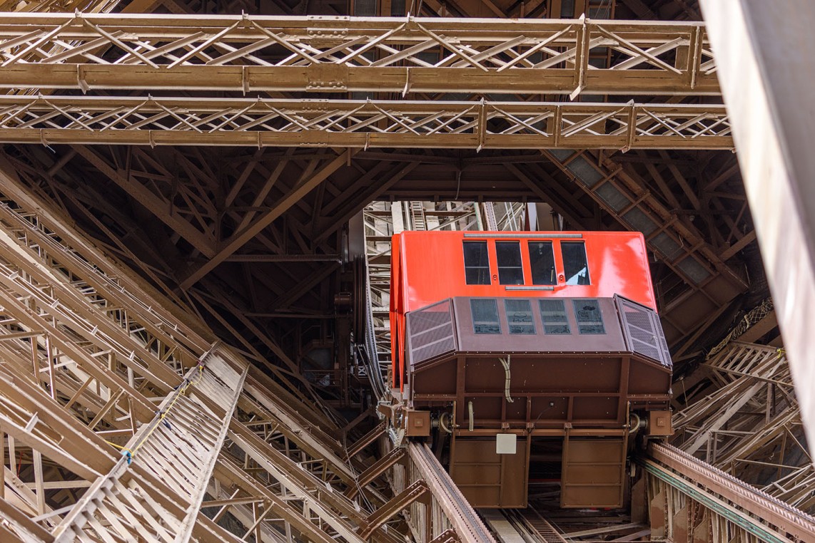Vue sur l'ascenseur qui monte dans le pilier nord