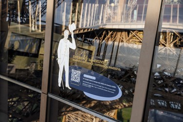 Foto des Aufklebers zum Smartphone-Erlebnis auf der 1. Etage