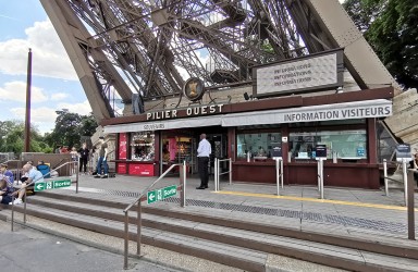 Vorplatz Westpfeiler