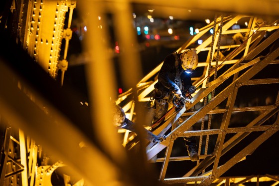 Foto de um pintor na Torre Eiffel