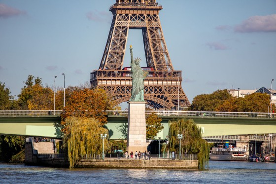 Vista da Estátua da Liberdade em Paris e da Torre Eiffel ao fundo